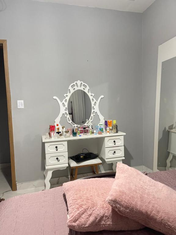 Katil atau katil-katil dalam bilik di Quarto em casa aconchegante