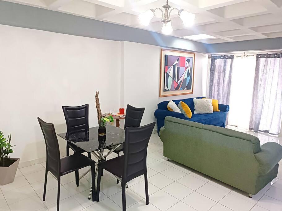 una sala de estar con un sofá y una mesa en Apartamento de una habitacion con estacionamiento, en Santo Tomo