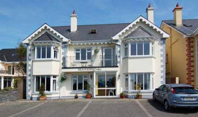 un'auto parcheggiata di fronte a una grande casa di Seashore Lodge Guesthouse a Galway