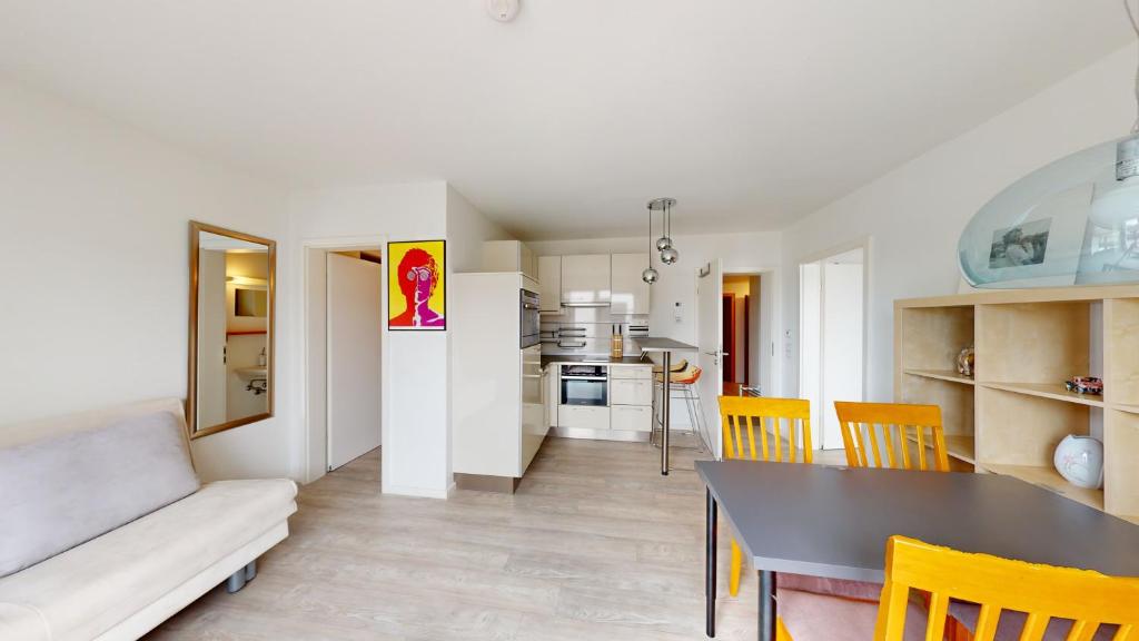 a kitchen and living room with a table and chairs at Ruhige komplette Wohnung voll Ausgestattet 35min Bahn bis München in Reichertshausen