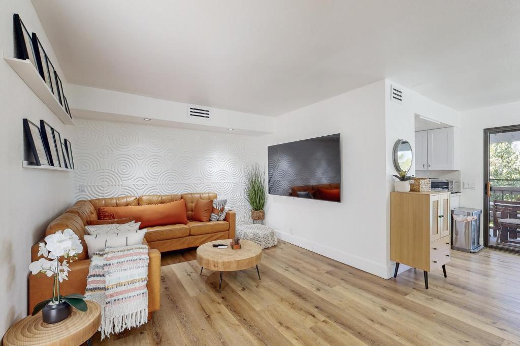 Televisyen dan/atau pusat hiburan di Palm Canyon Villas B8 Permit #68424