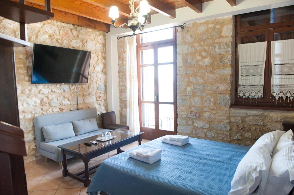 Postel nebo postele na pokoji v ubytování SeaFront Stone Suites