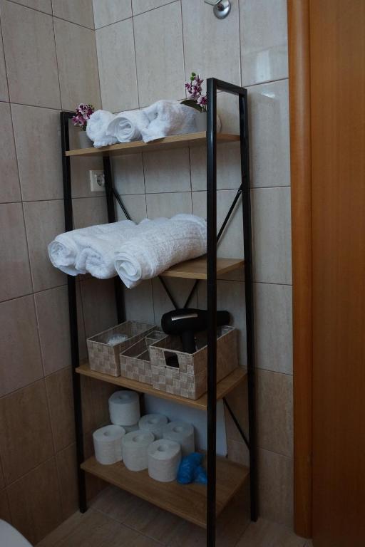 Palanda nebo palandy na pokoji v ubytování Yapyli Home