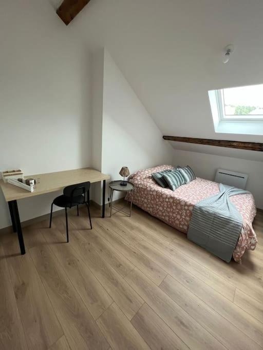 - une chambre avec un lit et un bureau dans l'établissement App T1 bis proche de la gare 501, à Saint-Étienne