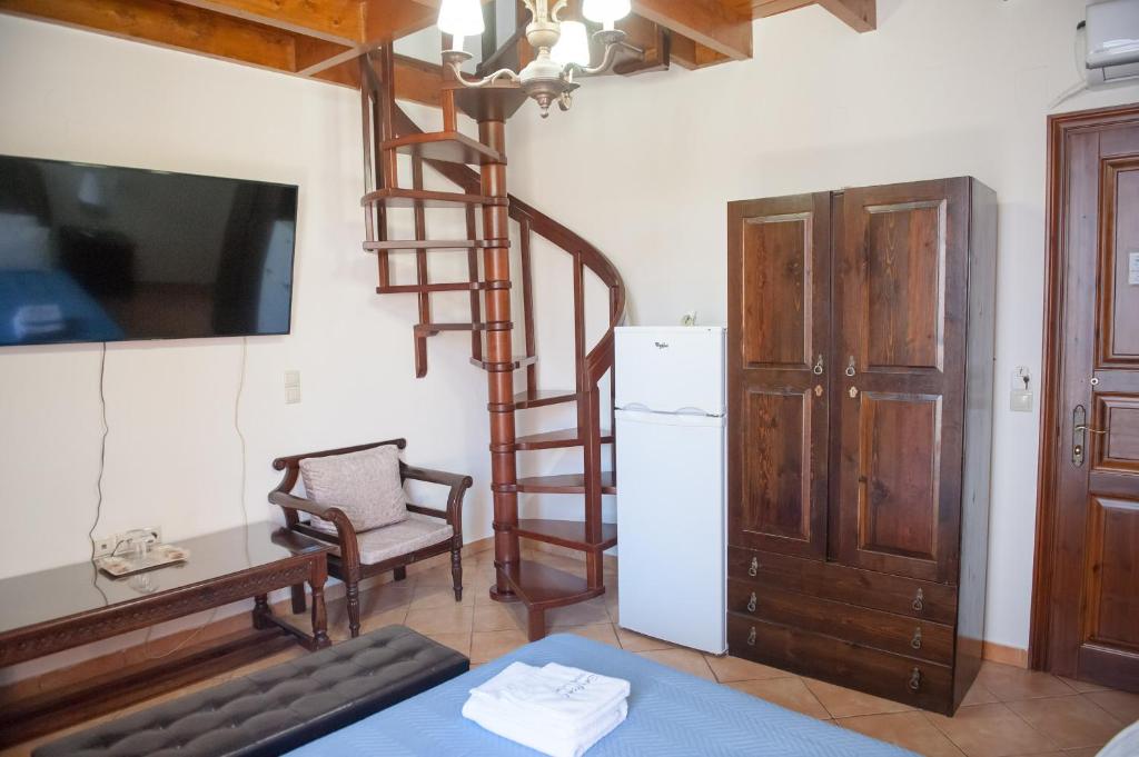 TV a/nebo společenská místnost v ubytování SeaFront Stone Suites