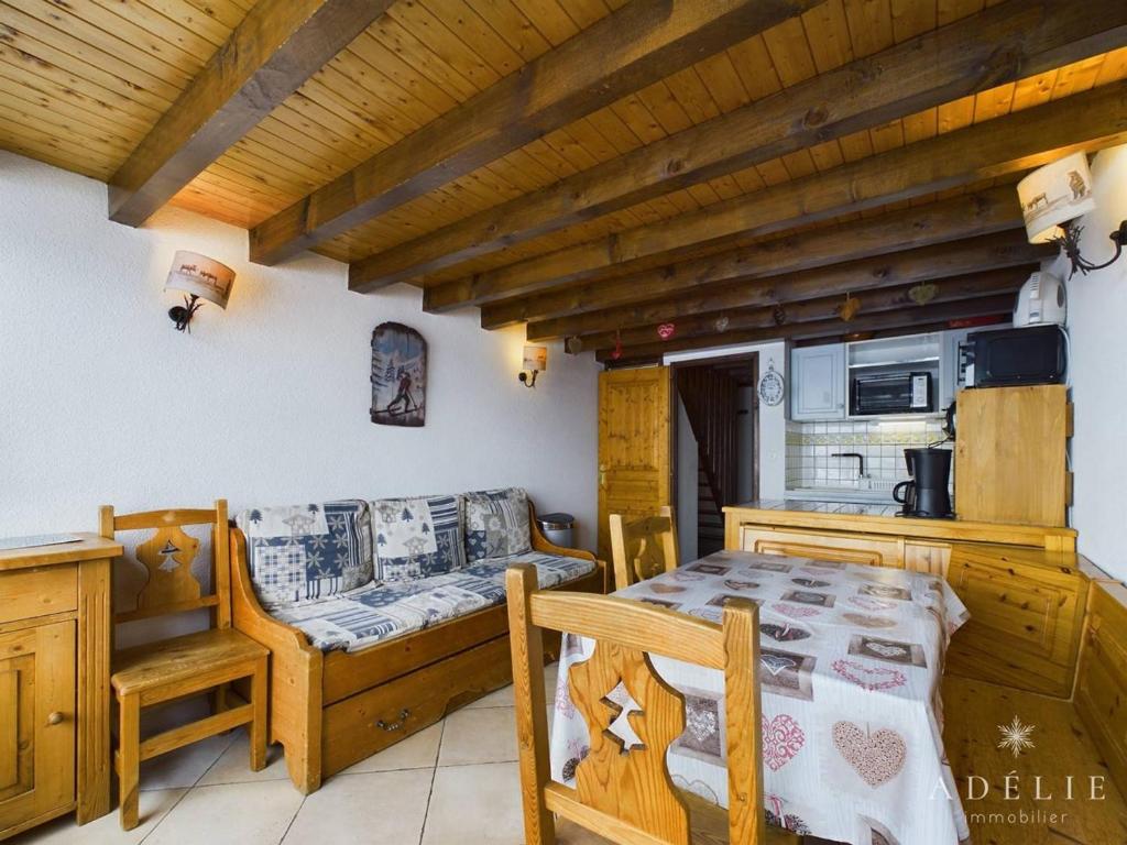 une chambre avec un lit et une table dans une pièce dans l'établissement Appartement 6/7 pers. au pied des pistes, proche commerces, balcon sud, parking inclus - FR-1-398-558, à La Rosière