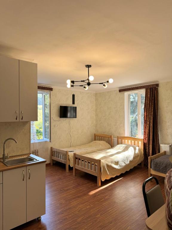 Postel nebo postele na pokoji v ubytování Evergreen Surami Hotel