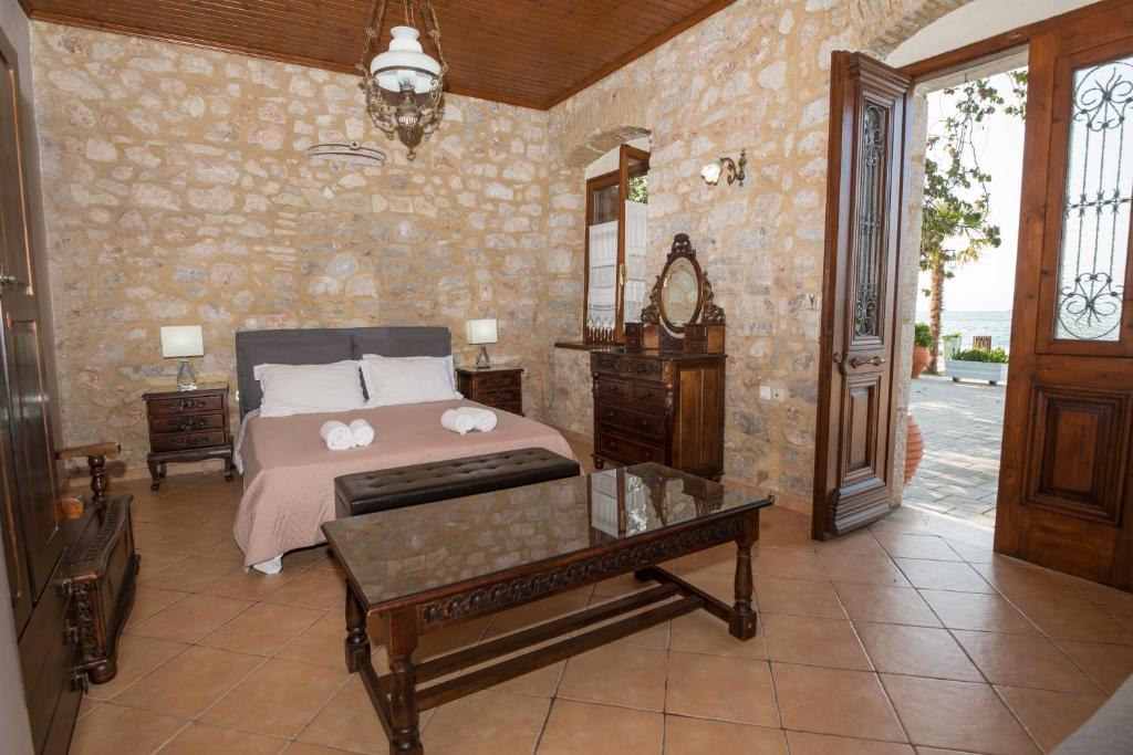 Postel nebo postele na pokoji v ubytování SeaFront Stone Suites