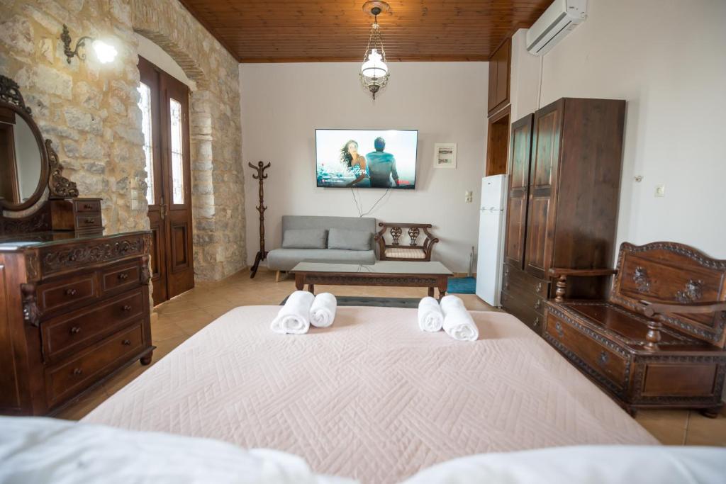 Postel nebo postele na pokoji v ubytování SeaFront Stone Suites