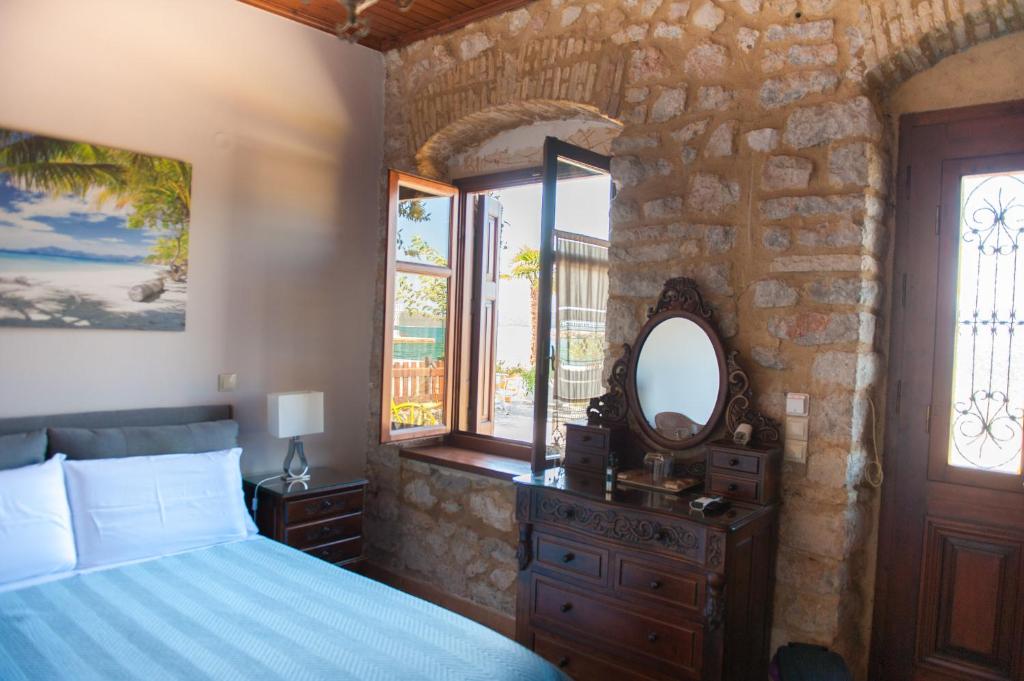 Postel nebo postele na pokoji v ubytování SeaFront Stone Suites