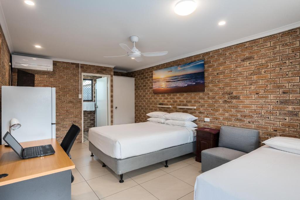 Postel nebo postele na pokoji v ubytování Sunshine Coast Airport Motel