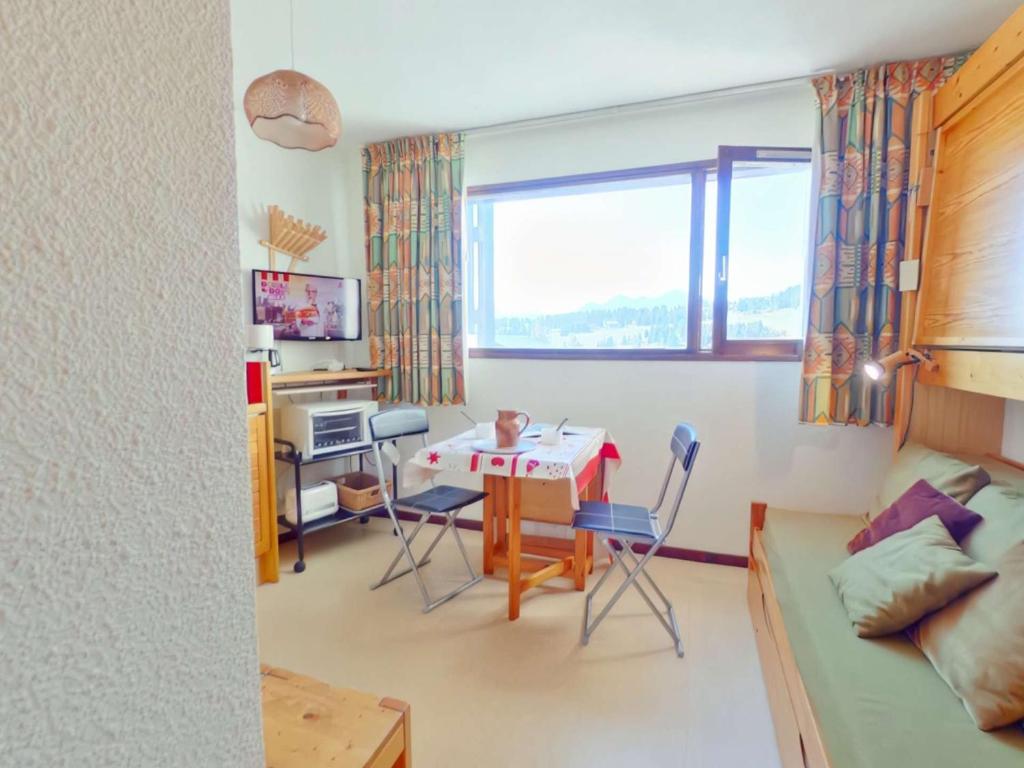 - un petit salon avec une table et des chaises dans l'établissement Appartement studette cosy, centre Les Saisies, 2 pers. - FR-1-594-173, à Hauteluce