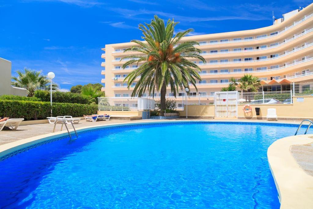 The swimming pool at or close to APARTBEACH FONT DE MAR 5º Clima Piscina y Vista Playa