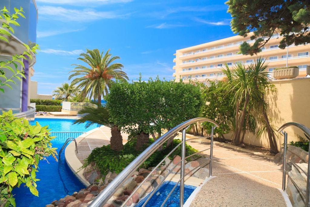 The swimming pool at or close to APARTBEACH FONT DE MAR 5º Clima Piscina y Vista Playa