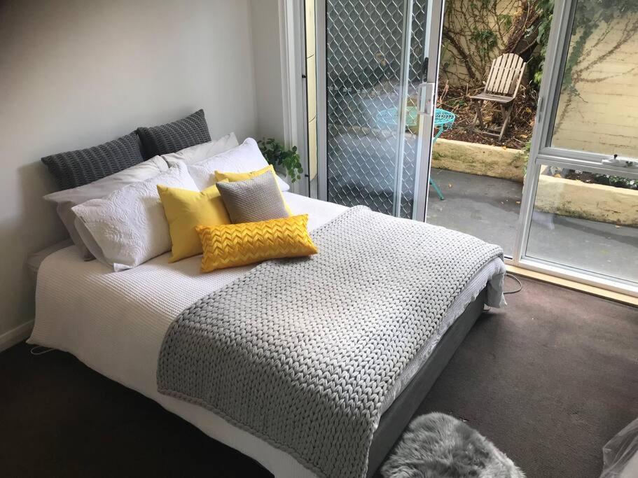 STYLISH COURTYARD UNIT, in the HEART OF STH YARRA photo