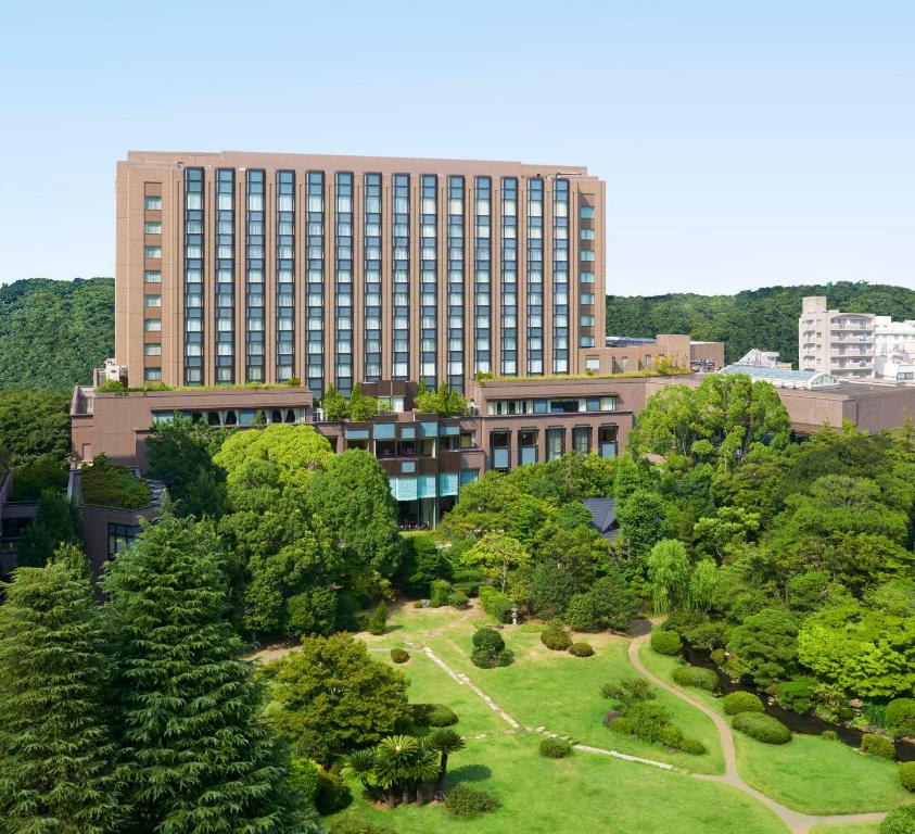 東京的住宿－東京麗嘉皇家酒店，一座大型建筑,前面有一个公园