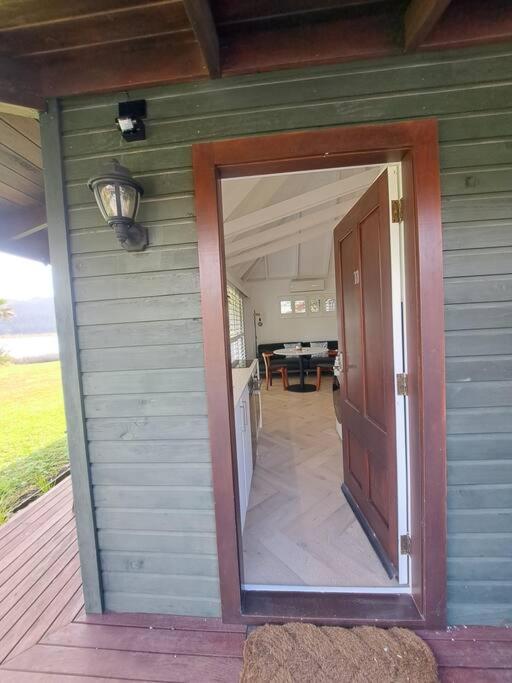Fotografie z fotogalerie ubytování Waterfront luxury tiny house v destinaci Tairua