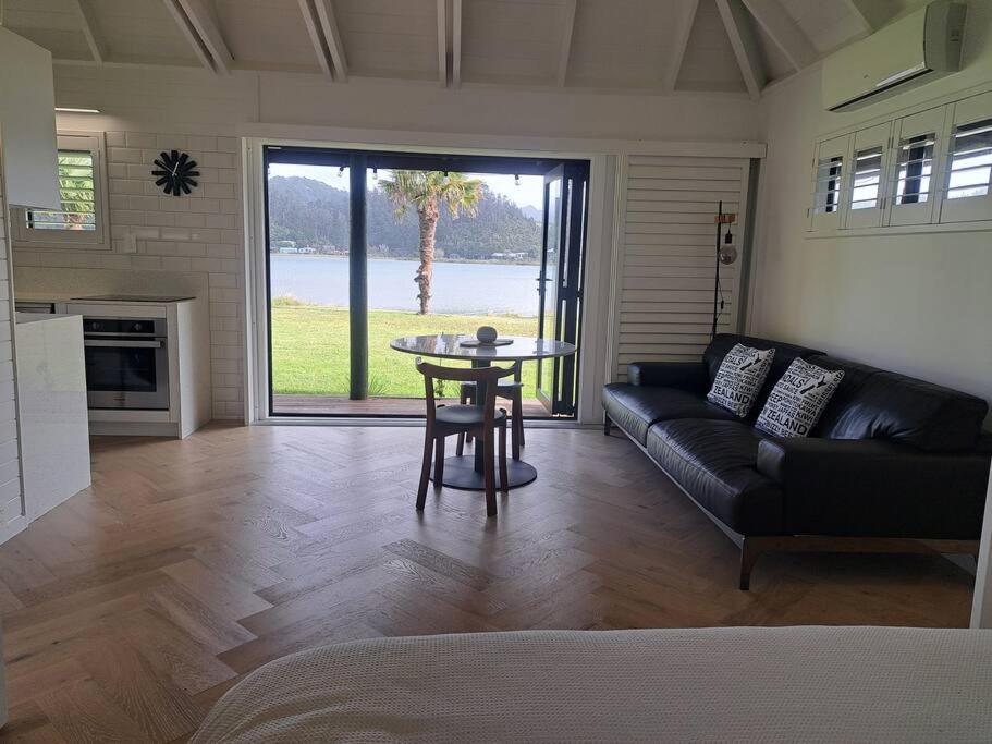 Kuchyň nebo kuchyňský kout v ubytování Waterfront luxury tiny house