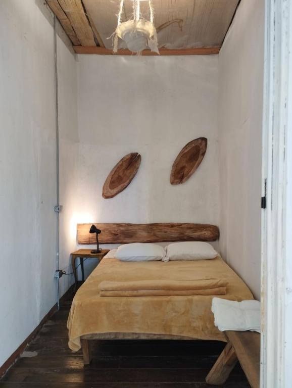Una cama o camas en una habitación de HOSTAL CASA VICTORIA PIJAO