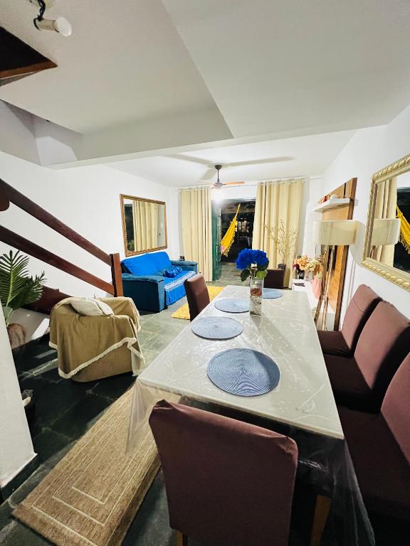 a living room with a table and chairs at Village prainha in Arraial do Cabo