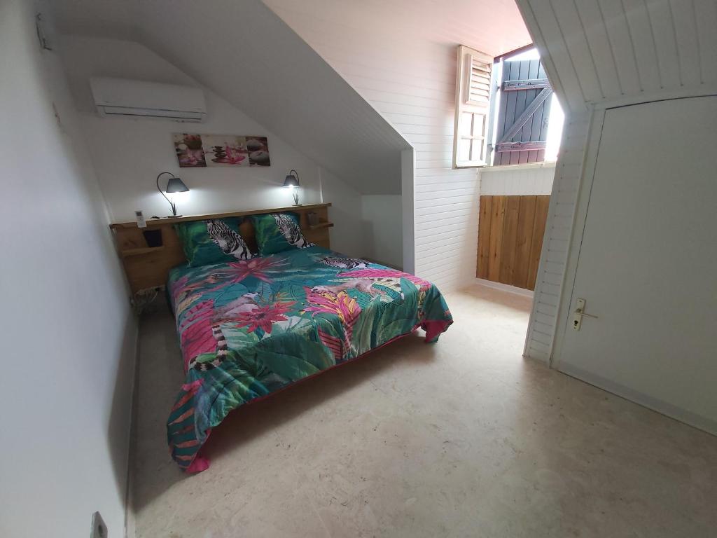 Postel nebo postele na pokoji v ubytování Ti Cozy baie mahaut
