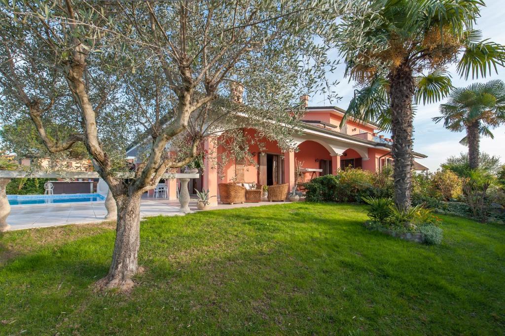 Bazén v ubytování B&B Villa Gloriana nebo v jeho okolí