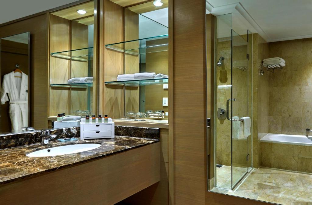 Pullman Kuala Lumpur City Centre Hotel & Residences - Deluxe King Room