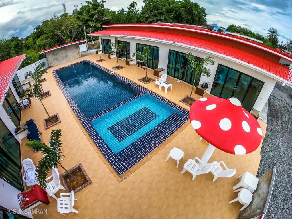 Bazén v ubytování สุขสำราญรีสอร์ท หาดเจ้าหลาว จันทบุรี nebo v jeho okolí