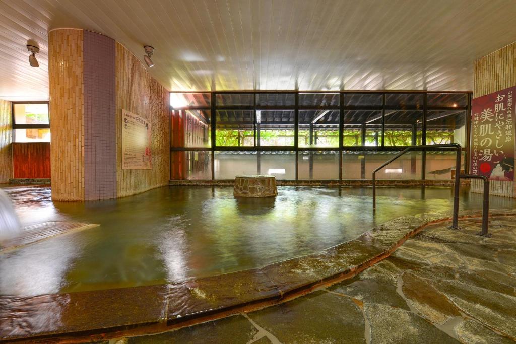 Bazén v ubytování Ooedo Onsen Monogatari Hotel Shinko nebo v jeho okolí