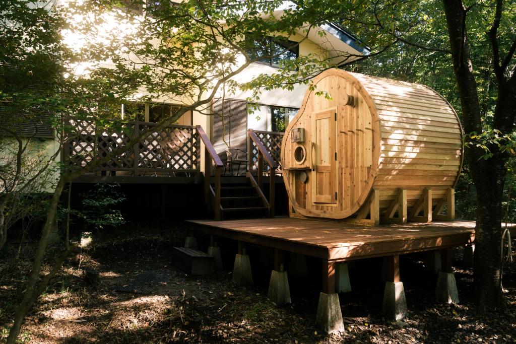een boomhut die op een bankje in een tuin staat bij rinne 2nd living Sauna Villa Nasu in Nasu