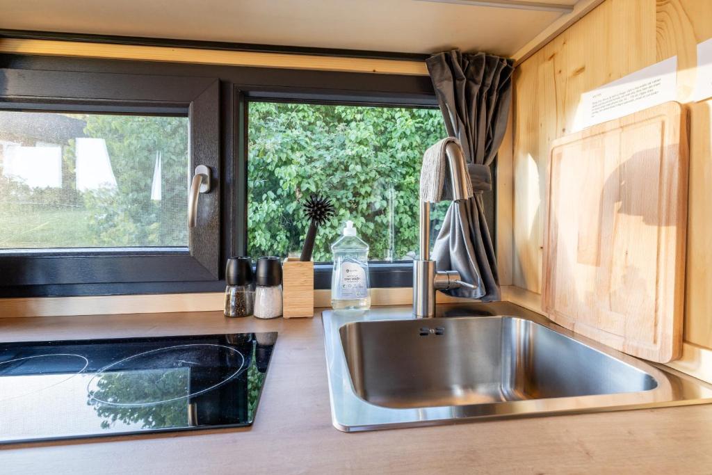 Kuchyň nebo kuchyňský kout v ubytování Kullaberg Tiny House by Tiny Away