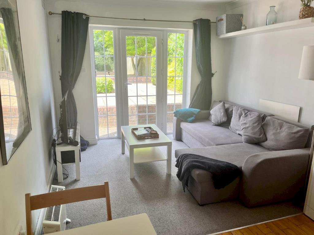 Ruang duduk di Quiet Ground Floor Flat in St Albans with Parking Pass the Keys