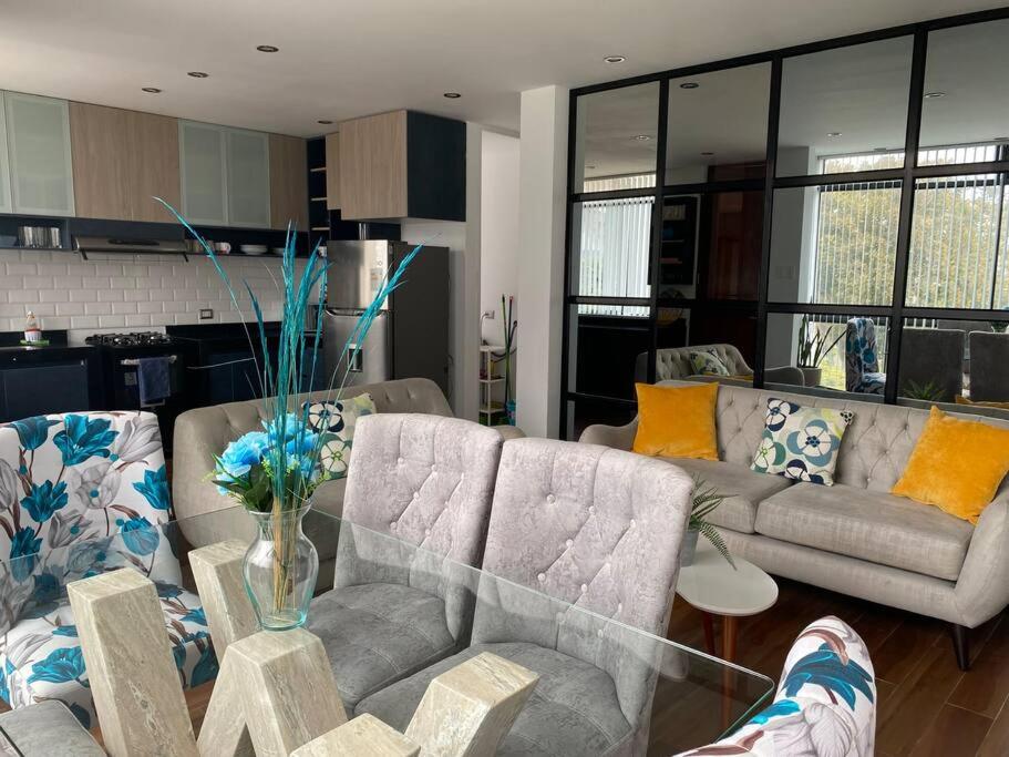 un salon avec deux canapés et une table dans l'établissement Siéntete un turista como en casa DPTO 100 m2, à Lima