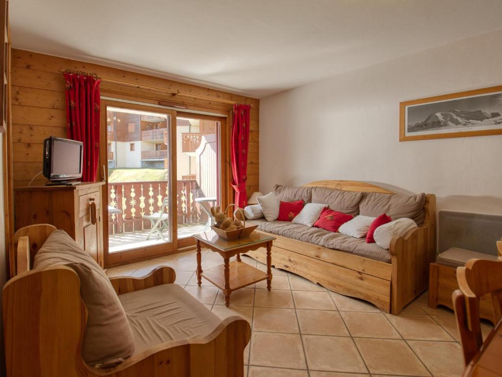 un salon avec un canapé et une fenêtre dans l'établissement Charmant appart au pied des pistes, 8 pers, 3 ch, balcon, tout équipé - Morillon 1100 - FR-1-642-92, à Morillon