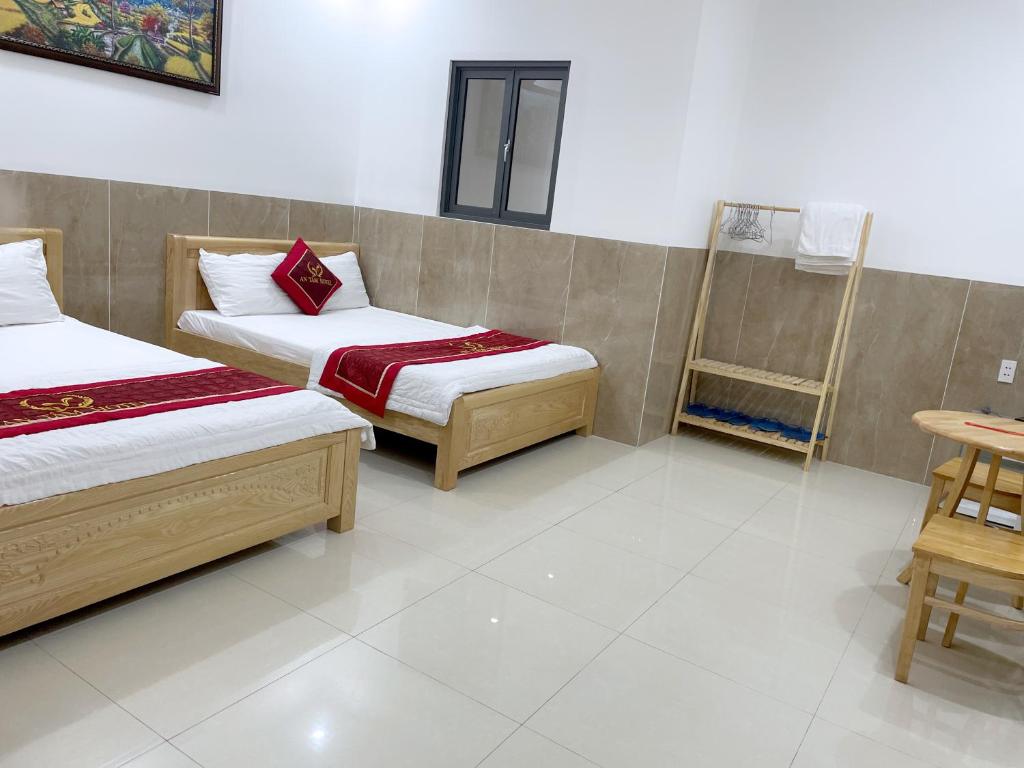 Giường trong phòng chung tại Hotel Hoàng Phúc
