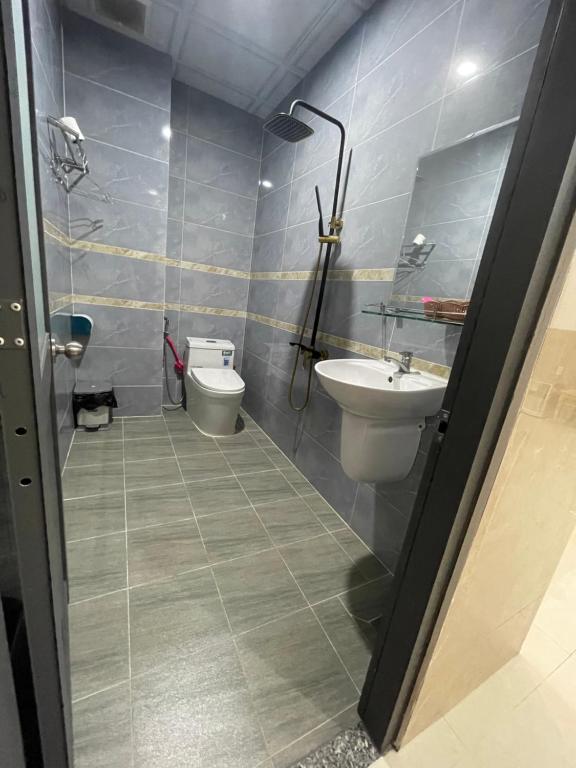 Phòng tắm tại Hotel Hoàng Phúc