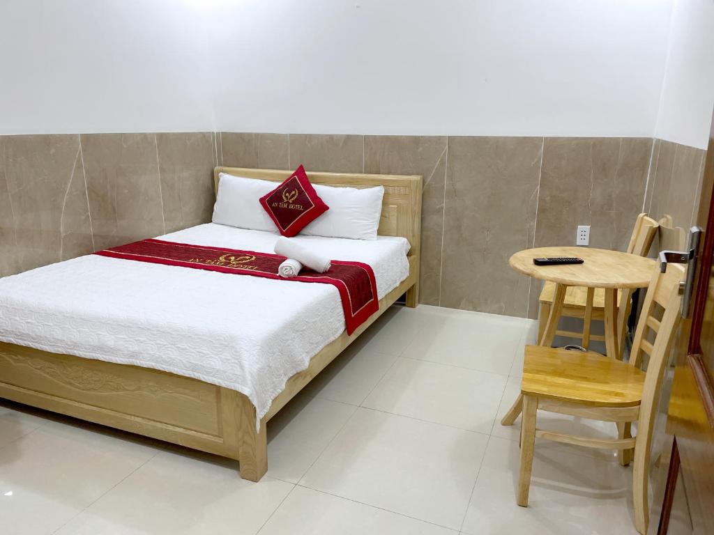Giường trong phòng chung tại Hotel Hoàng Phúc