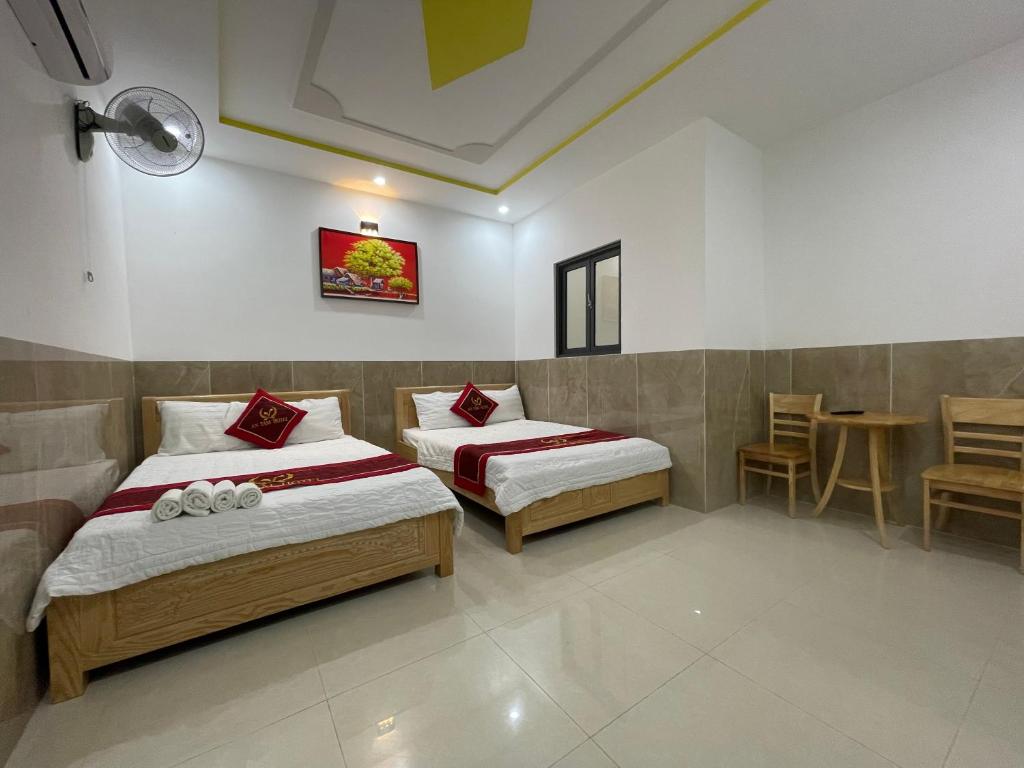 Giường trong phòng chung tại Hotel Hoàng Phúc
