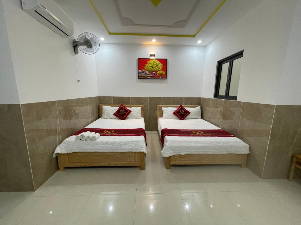 Giường trong phòng chung tại Hotel Hoàng Phúc