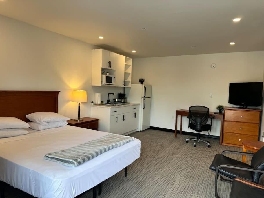 Μια τηλεόραση ή/και κέντρο ψυχαγωγίας στο Cozy Motel Studio with kitchenette - 9