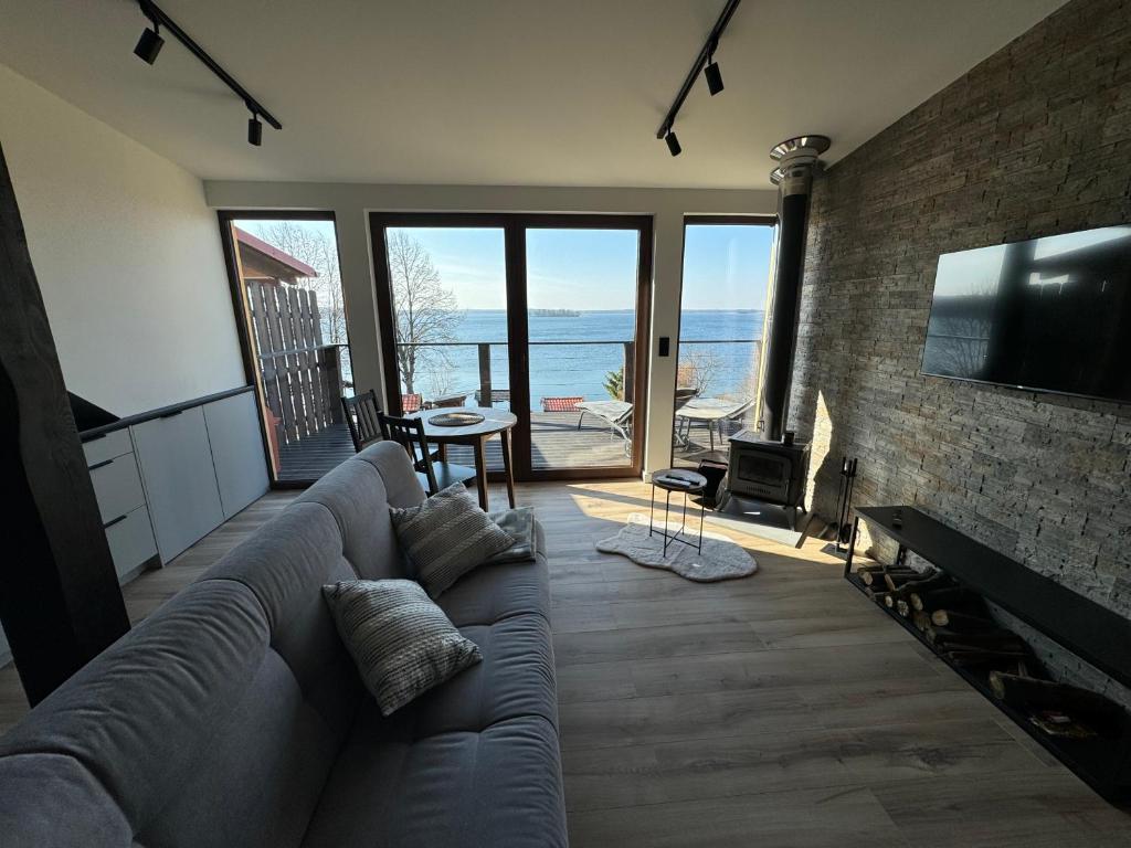 Televízia a/alebo spoločenská miestnosť v ubytovaní Apartamenty Fuleda nad jeziorem Dobskim Mazury Holiday