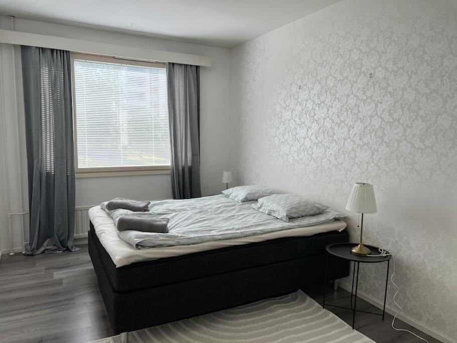 Postel nebo postele na pokoji v ubytování Tilava kaksio lähellä sairaalaa