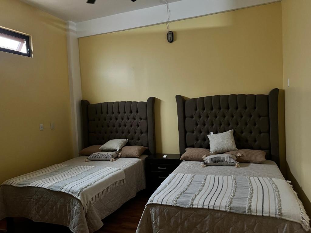 Postel nebo postele na pokoji v ubytování Hotel Paris inn