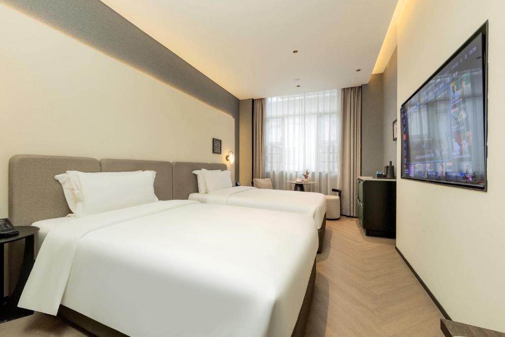TV a/nebo společenská místnost v ubytování Guangzhou Shamian Island YATLAND