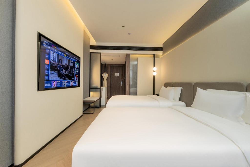 Postel nebo postele na pokoji v ubytování Guangzhou Shamian Island YATLAND