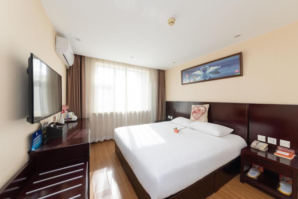 TV a/nebo společenská místnost v ubytování Golden Inns Chain Hotel Beijing JianGuomen 金泰之家北京站店