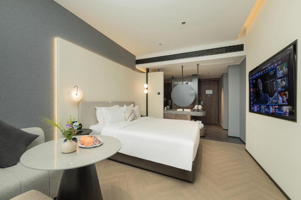 Postel nebo postele na pokoji v ubytování Guangzhou Shamian Island YATLAND