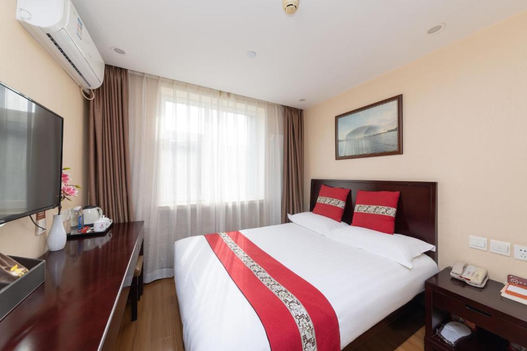 TV a/nebo společenská místnost v ubytování Golden Inns Chain Hotel Beijing JianGuomen 金泰之家北京站店
