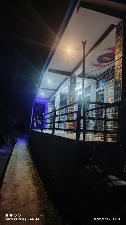 un edificio de noche con las luces encendidas en Krishna homestay, en Uttarkāshi