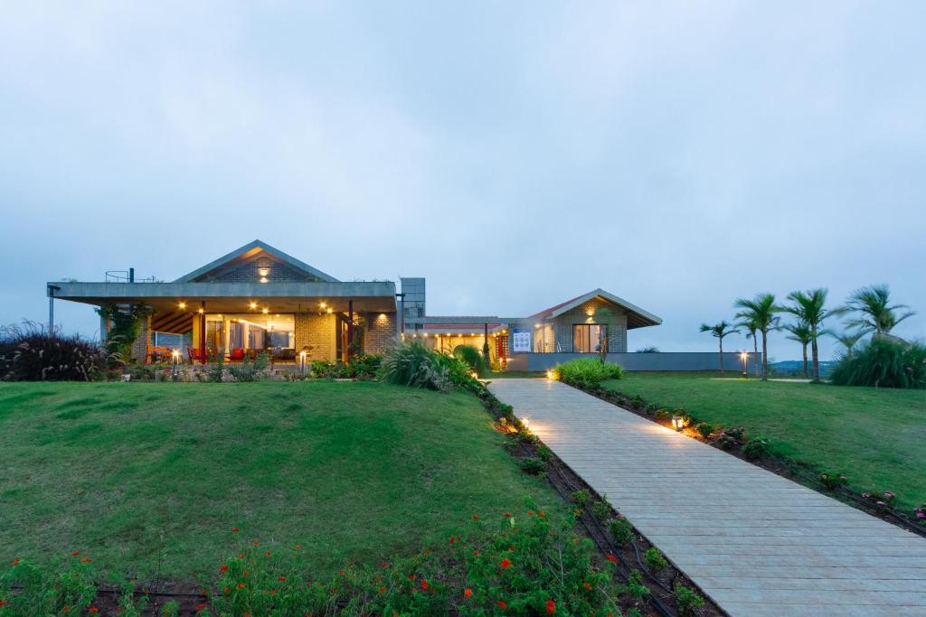 Κήπος έξω από το SaffronStays Ashfield - An eco-luxe 5-bdr farmhouse in Nashik